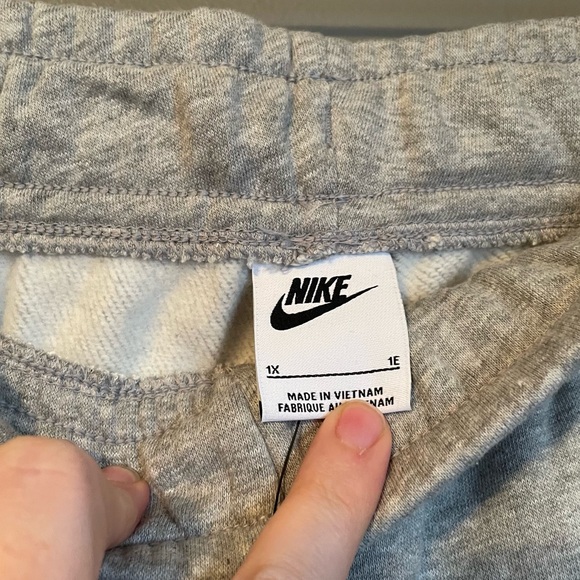 NWT Nike Sz 1X Women’s Grey Standard Fit Mid Rise Full Length Sweatpants Ret $60 - Picture 9 of 16